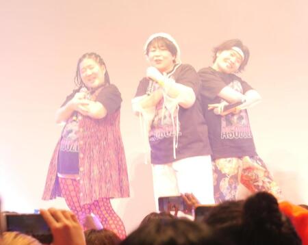 　クールなパフォーマンスを見せるＭｙＭ（左から）Ｙｏｓｈｉｋｏ、Ｍｉｙｕｋｉ、Ｍａｈｉｒｕ