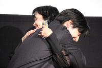 　熱い抱擁を交わした坂東龍汰と南果歩（後方）