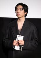 南果歩からの手紙を抱える坂東龍汰