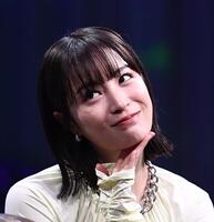 リリー・フランキーを疑わしそうに見つめる広瀬すず（撮影・園田高夫）