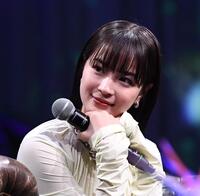 リリー・フランキーを疑わしそうに見つめる広瀬すず（撮影・園田高夫）