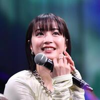 笑顔で遠くを見つめる広瀬すず（撮影・園田高夫）