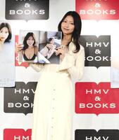 　お気に入りのページを見せる山下エミリー