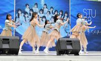 　ニューシングルで初センターを務めるＳＴＵ４８・曽川咲葵（左から４人目）＝撮影・開出牧