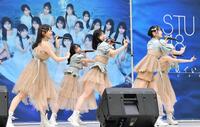 　ニューシングルで初のセンターを務めるＳＴＵ４８・曽川咲葵（中央）＝撮影・開出牧