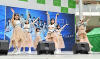 　ミニライブを披露するＳＴＵ４８（撮影・開出牧）