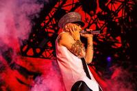 　東京ドームのステージで躍動するｈｙｄｅ（ｐｈｏｔｏ　ｂｙ　Ｈｉｒｏａｋｉ　Ｉｓｈｉｋａｗａ）