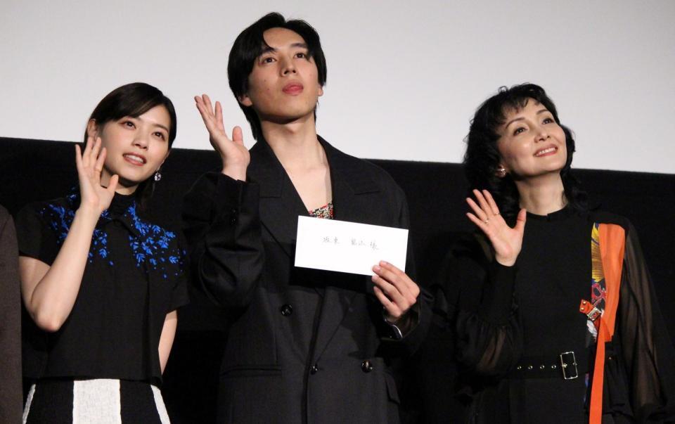舞台あいさつに登壇した（左から）西野七瀬、坂東龍汰、南果歩