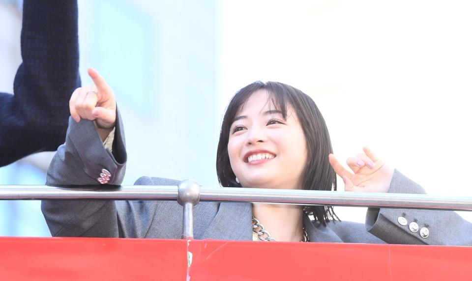 バスの屋上から笑顔を見せる広瀬すず（撮影・園田高夫）