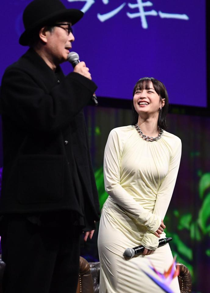 リリー・フランキー（左）のトークに笑顔を見せる広瀬すず（撮影・園田高夫）