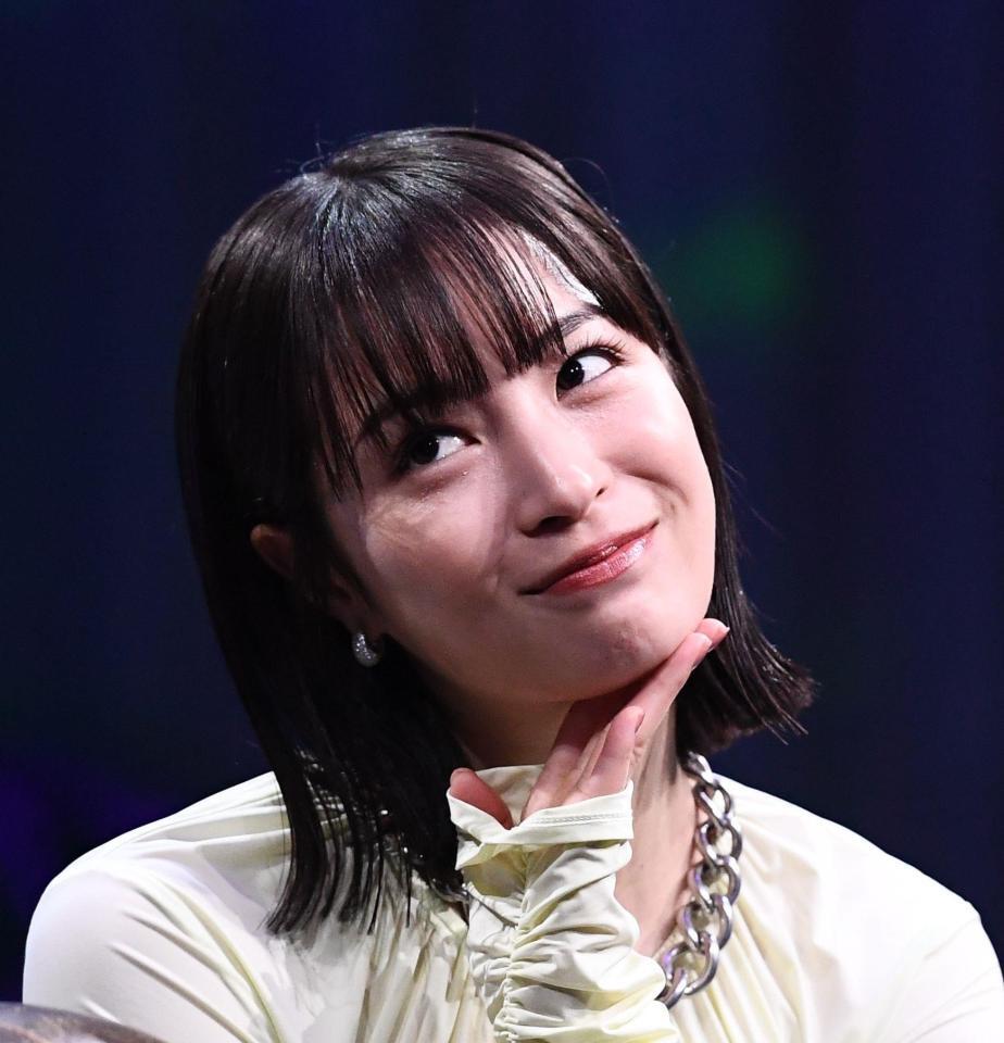 リリー・フランキーを疑わしそうに見つめる広瀬すず（撮影・園田高夫）