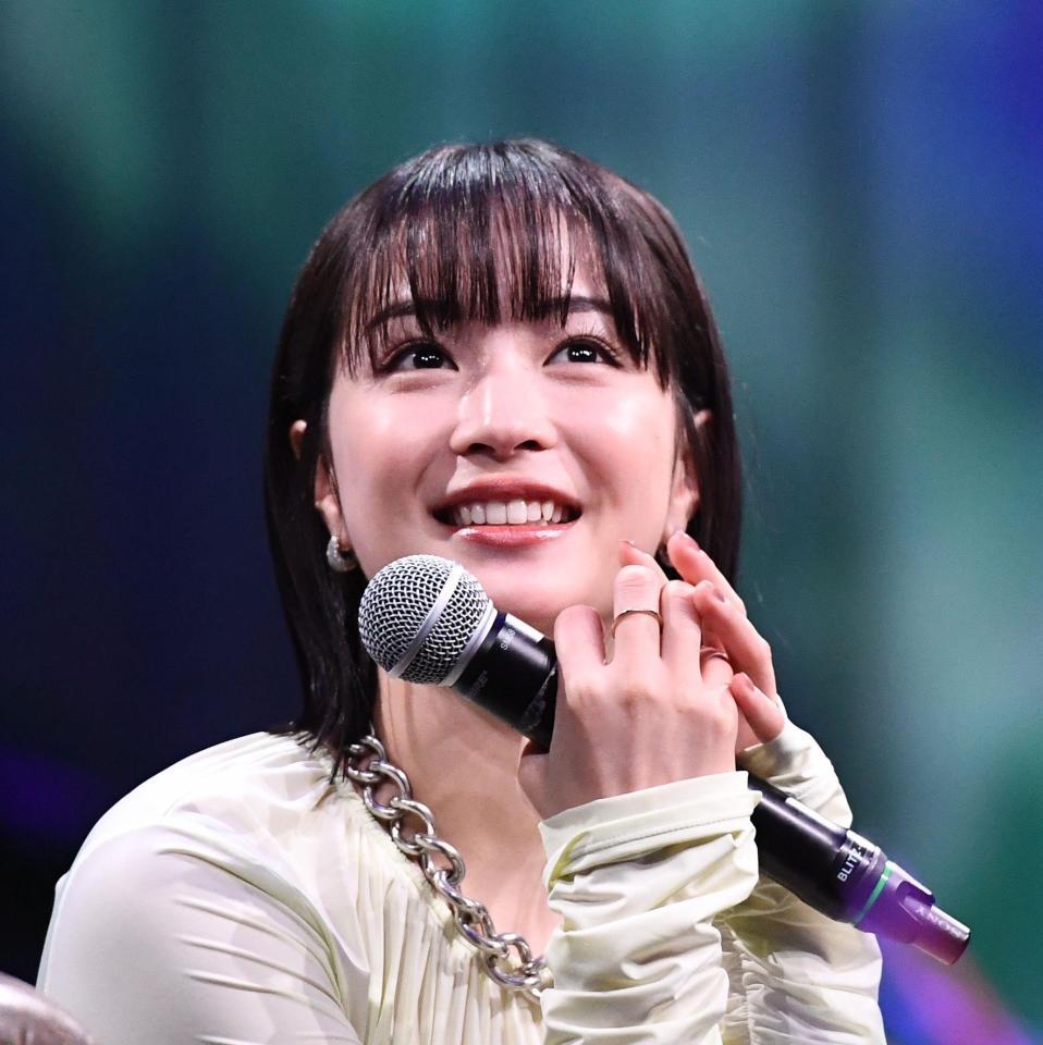 笑顔で遠くを見つめる広瀬すず（撮影・園田高夫）