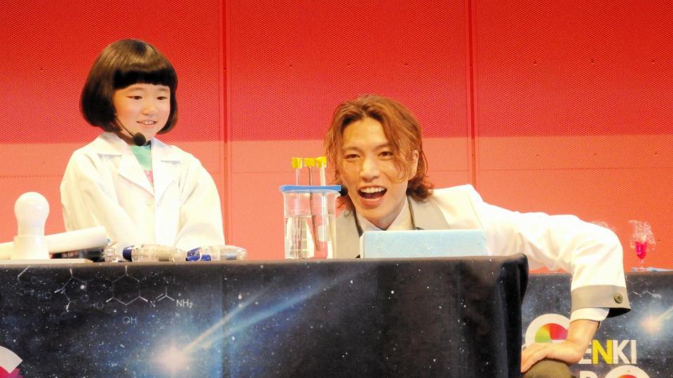 実験を行う（左から）市岡元気、永尾柚乃