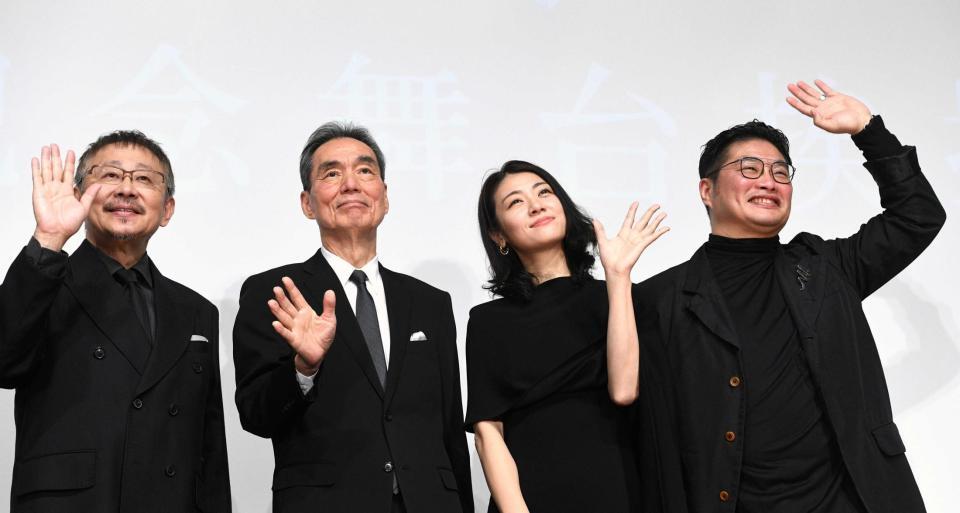 　舞台あいさつに登場した（左から）松尾貴史、長塚京三、瀧内公美、松尾諭（撮影・佐々木彰尚）