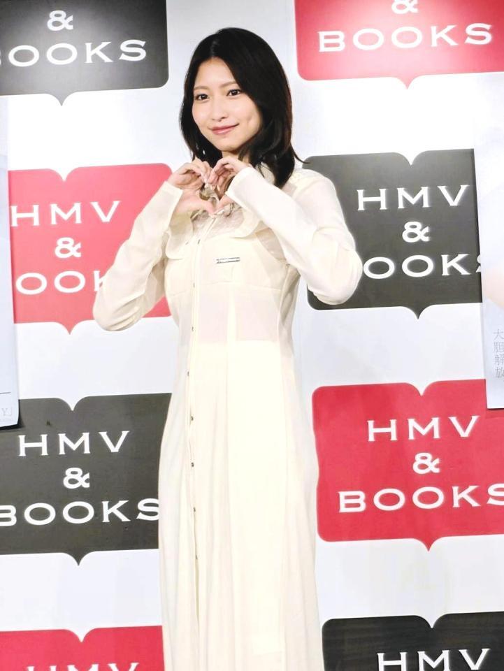 　手でハートをつくる山下エミリー