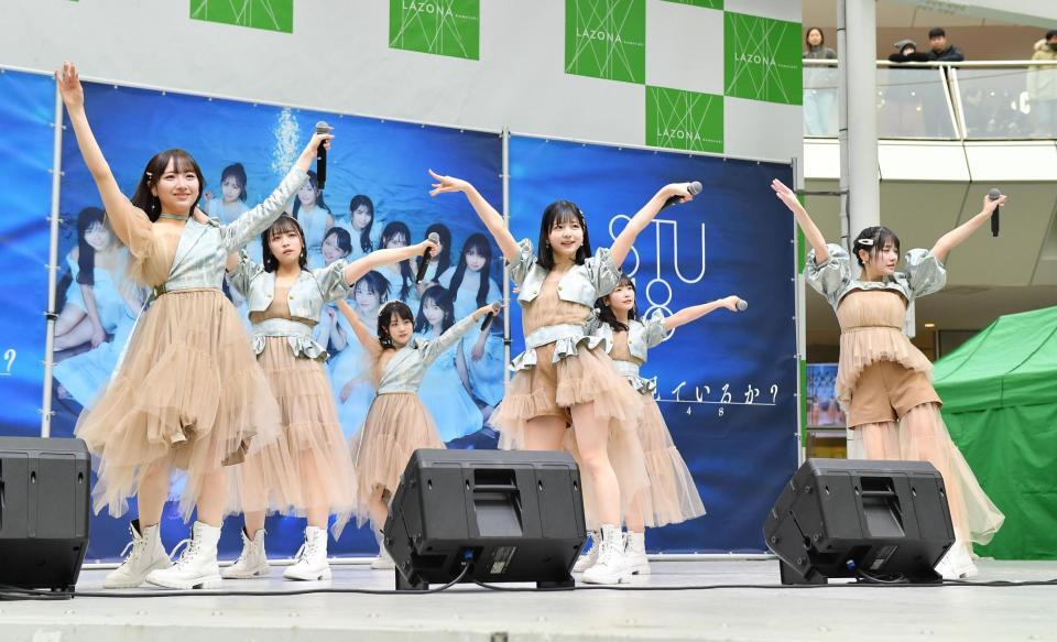 　ミニライブを披露するＳＴＵ４８の（左から）石田千穂、原田清花、久留島優果、曽川咲葵、高雄さやか、中村舞（撮影・開出牧）
