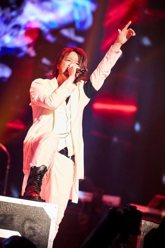 　熱唱するＧＬＡＹのＴＥＲＵ