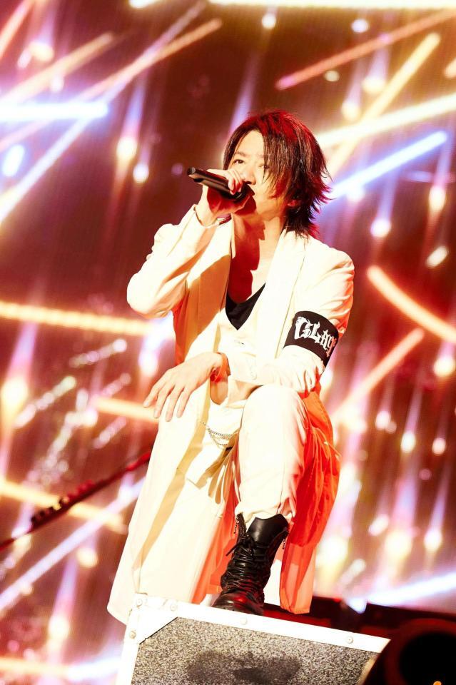 　熱唱するＧＬＡＹのＴＥＲＵ