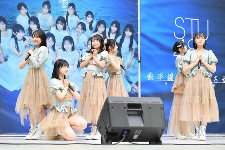 　ミニライブで魅了するＳＴＵ４８の（左から）石田千穂、曽川咲葵、高雄さやか、久留島優果、中村舞、原田清花（撮影・開出牧）