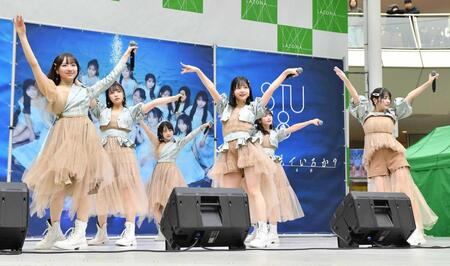 　ミニライブを行ったＳＴＵ４８の（左から）石田千穂、原田清花、久留島優果、曽川咲葵、高雄さやか、中村舞（撮影・開出牧）