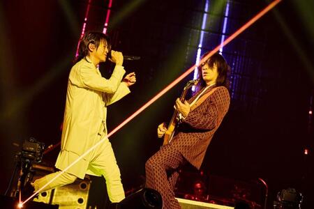 　熱唱するＴＥＲＵ（右）とギターのＴＡＫＵＲＯ