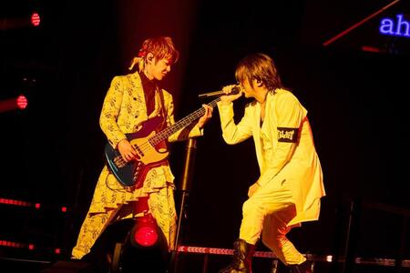 　熱唱するＴＥＲＵ（右）とベースのＪＩＲＯ