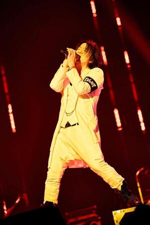 　熱唱するＧＬＡＹのＴＥＲＵ