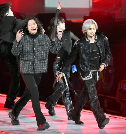 　）サプライズ登場したキタニタツヤ（左）と「ファタール」を披露する中島健人（撮影・伊藤笙子）