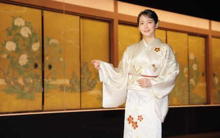 　狩野山楽の代表作「牡丹図」の前に立つ吉岡里帆（撮影・吉澤敬太）