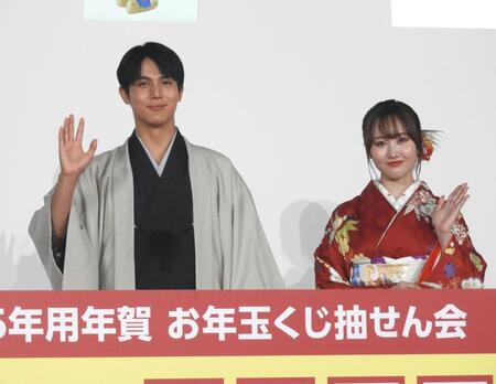 　和装姿でイベントに出席した中川大志（左）と本田望結
