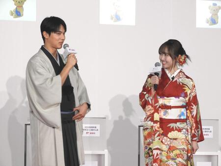 　久々に“きょうだい”で再会した中川大志（左）と本田望結