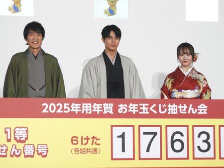 　和装姿で登場した（左から）千原ジュニア、中川大志、本田望結