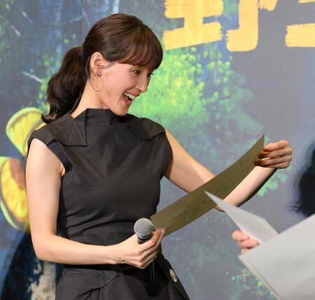 　クリス・サンダース監督から直筆のイラストをプレゼントされ、喜ぶ綾瀬はるか（撮影・伊藤笙子）