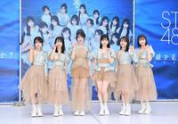 　ミニライブを行ったＳＴＵ４８の（左から）久留島優果、高雄さやか、中村舞、曽川咲葵、石田千穂、原田清花（撮影・開出牧）