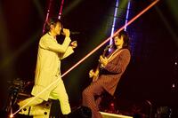 　熱唱するＴＥＲＵ（右）とギターのＴＡＫＵＲＯ