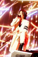 　熱唱するＧＬＡＹのＴＥＲＵ