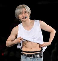 　鍛え抜かれた腹筋を披露する中島健人（撮影・伊藤笙子