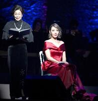 　リサイタルを開催する柚希礼音。左は語りの市毛良枝（撮影・堀内翔）