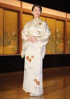 　狩野山楽の代表作「牡丹図」の前に立つ吉岡里帆（撮影・吉澤敬太）