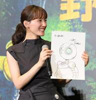 　クリス・サンダース監督から直筆のイラストをプレゼントされ、笑顔の綾瀬はるか（撮影・伊藤笙子）