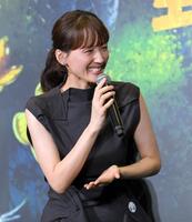 　映画「野生の島のロズ」完成披露試写会で主人公ロズを演じた苦労を語る綾瀬はるか（撮影・伊藤笙子）