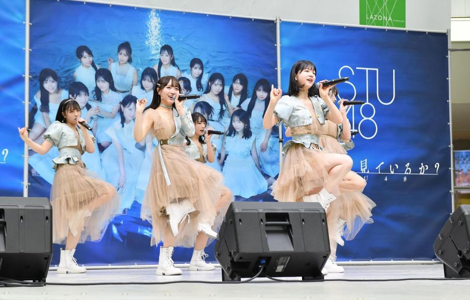 　ニューシングルで初のセンターを務めるＳＴＵ４８・曽川咲葵（中央）＝撮影・開出牧