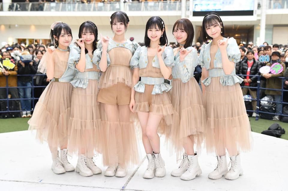 　大勢のファンを集めミニライブを行ったＳＴＵ４８の（左から）久留島優果、高雄さやか、中村舞、曽川咲葵、石田千穂、原田清花（撮影・開出牧）