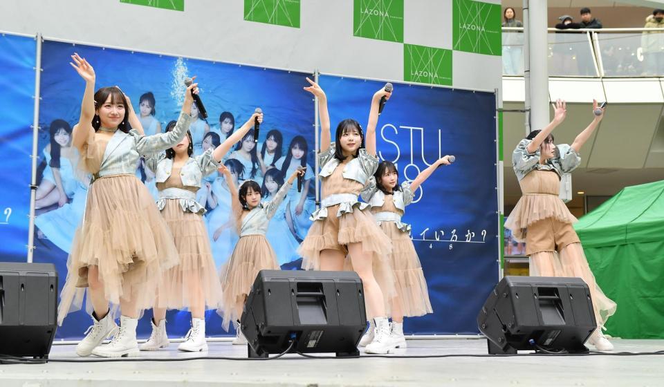 　ミニライブを披露するＳＴＵ４８（撮影・開出牧）