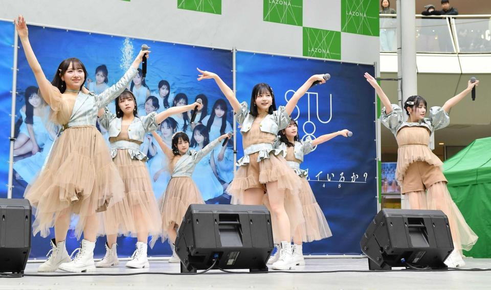 　ミニライブを行ったＳＴＵ４８の（左から）石田千穂、原田清花、久留島優果、曽川咲葵、高雄さやか、中村舞（撮影・開出牧）