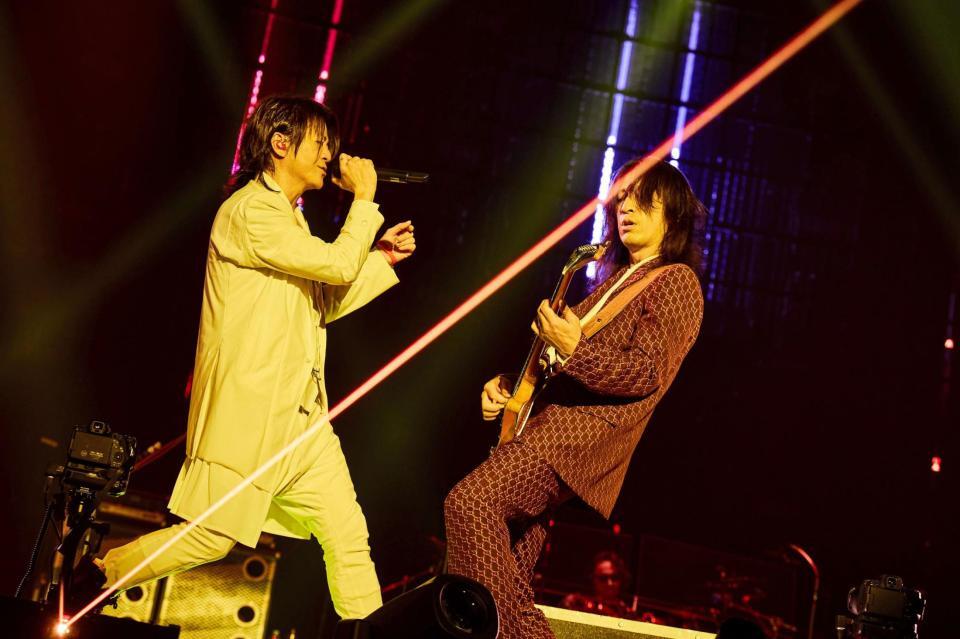 　熱唱するＴＥＲＵ（右）とギターのＴＡＫＵＲＯ