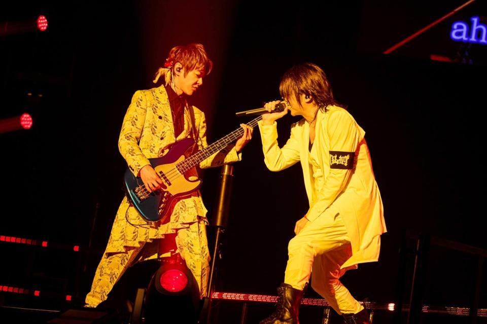 　熱唱するＴＥＲＵ（右）とベースのＪＩＲＯ