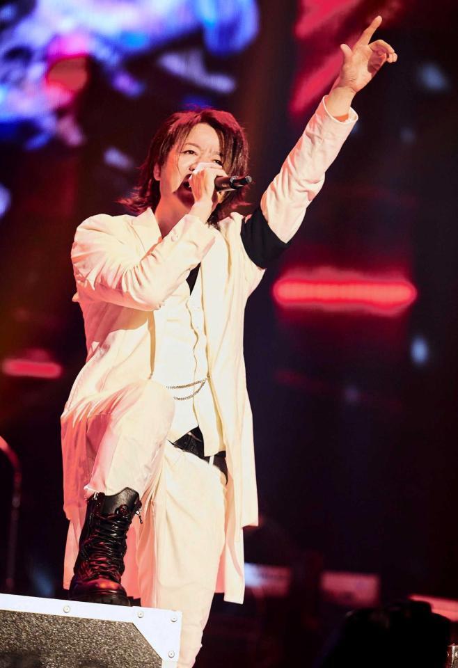 　熱唱するＧＬＡＹのＴＥＲＵ