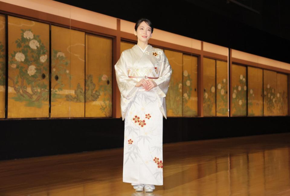 　狩野山楽の代表作「牡丹図」の前に立つ吉岡里帆（撮影・吉澤敬太）