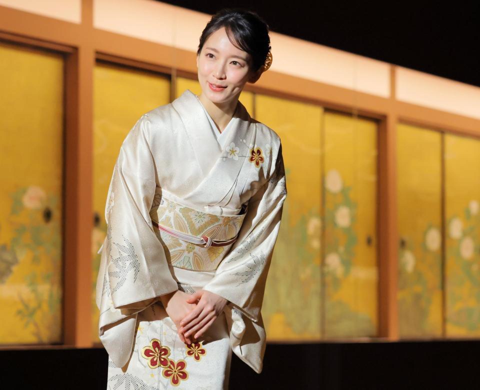 　狩野山楽の代表作「牡丹図」の前に立つ吉岡里帆（撮影・吉澤敬太）